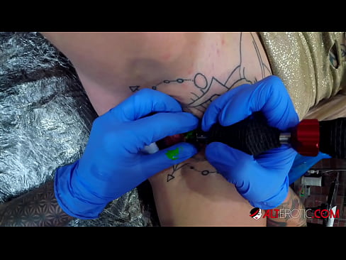❤️ Экстремально татуированная красотка Sully Savage сделала татуировку на клиторе ❤️ Супер порно на нашем сайте ❤